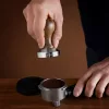 Tamper din otel inoxidabil cu maner din lemn de nuc Navaris, 58 mm, Covoras, 51802.01.30