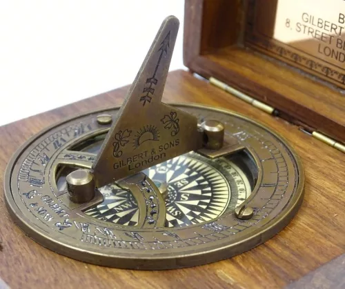 Busolă Giftdeco, alamă și lemn, diametru 6,5 cm, stil retro, colonial