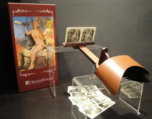 Stereoscop retro Hemisferium H60, aluminiu, piele, plastic, lemn și MDF, înălțime 12 cm, lățime 15 cm