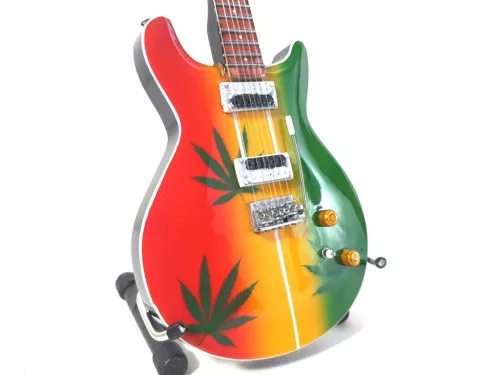 Miniatură chitara Indomini MGT-0468, Bob Marley Tribute Ganja, lemn de mahon, plastic și metal